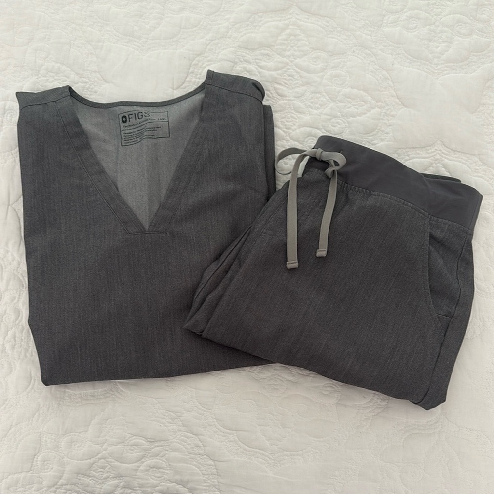 Figs Women's Dark Gray Jogger Set